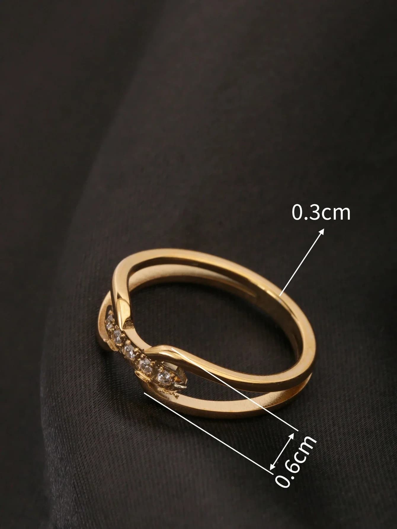 Anello a doppia freccia con goccia d'acqua in acciaio inossidabile placcato oro 18 carati con cristalli CZ, design delicato e minimalista per l'uso quotidiano.