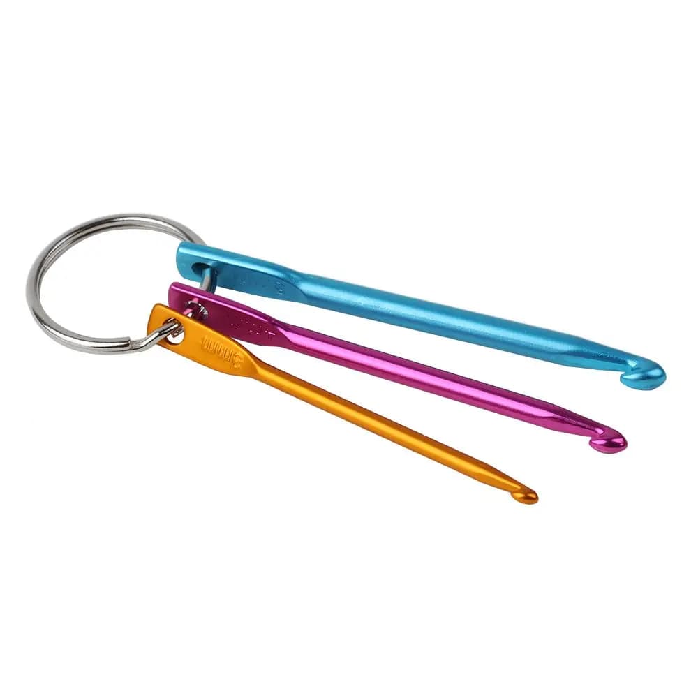 Set di 3 misure di mini strumenti per artigianato, uncinetti in alluminio multicolore e ferri da maglia con portachiavi