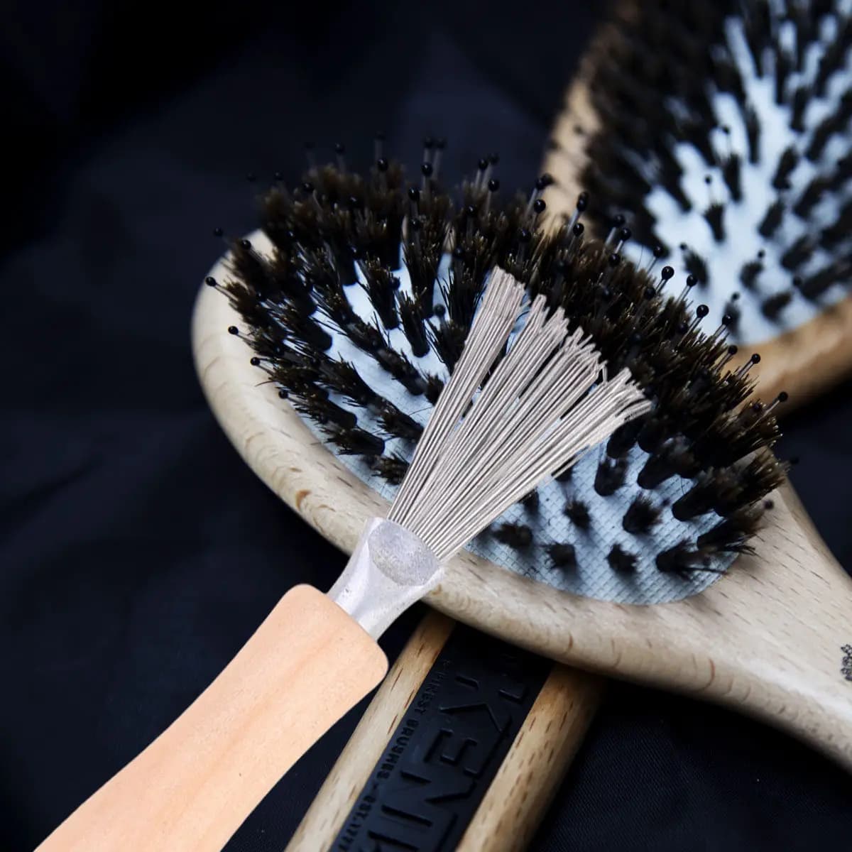Set di 2 Pettini per Pulizia Capelli con Manico in Legno e Denti in Metallo, Strumento per Rimozione Rapida ed Efficiente dei Capelli per Uso Professionale e Domestico