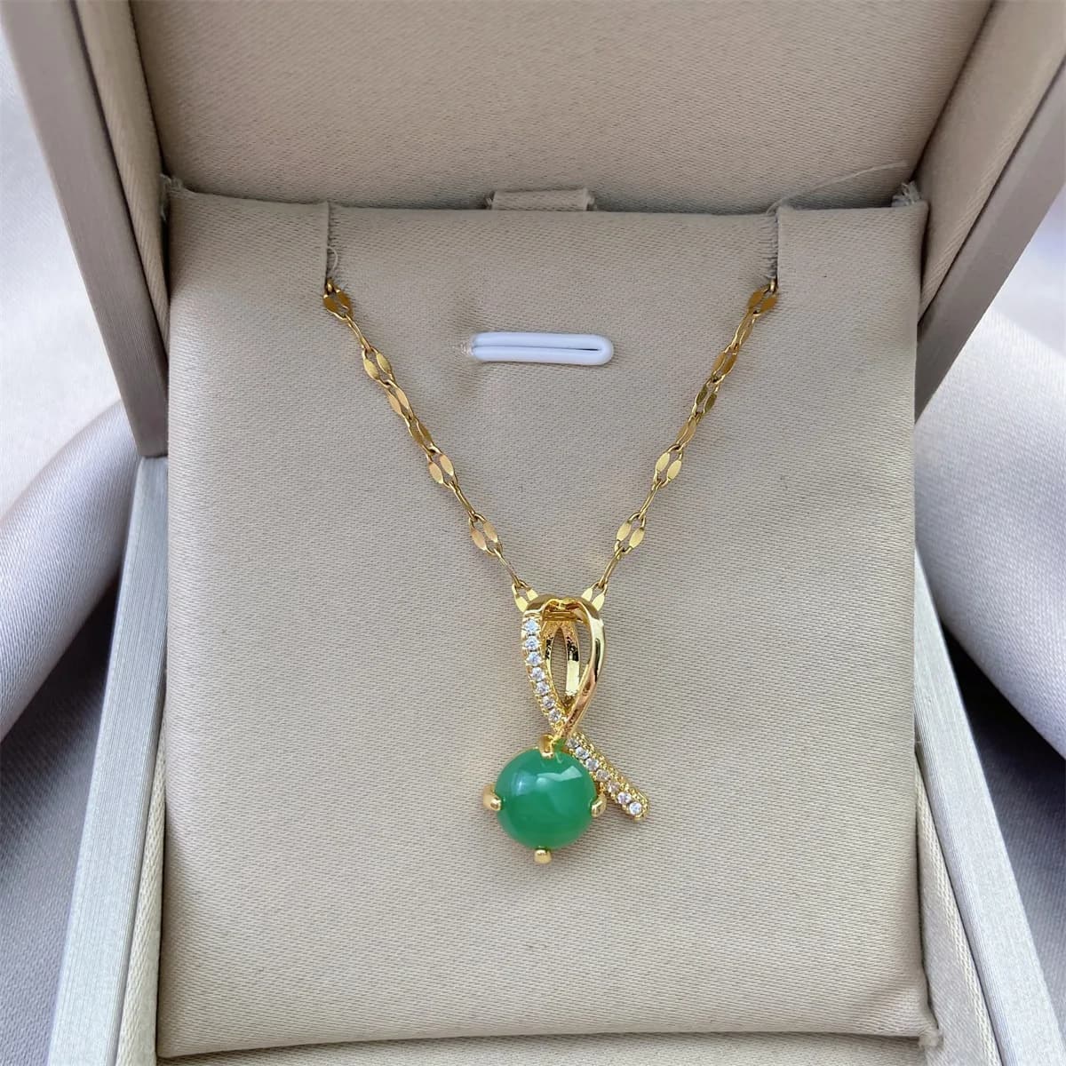 Collana di giada imitazione verde placcata in oro per gioielli da donna Collana con pendente in zircone in acciaio al titanio Girocollo di lusso all'ingrosso