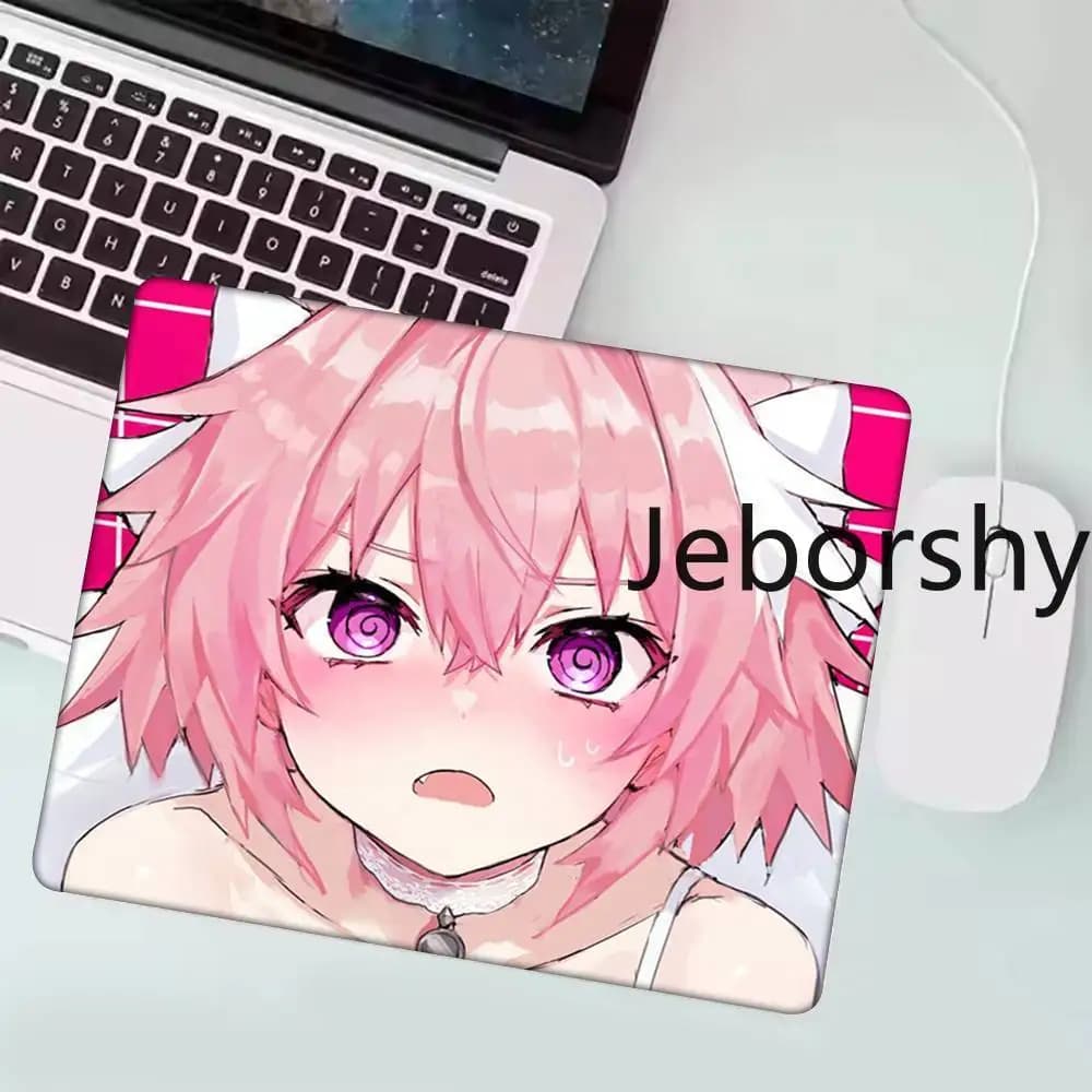 Simpatico tappetino per mouse con personaggio anime dai capelli rosa, viso arrossato con occhi viola, tappetino da gioco antiscivolo, ottima idea regalo