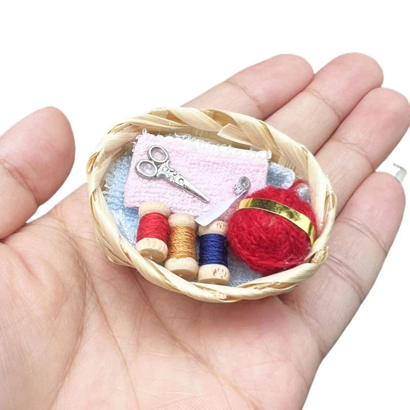 1Set 1/12 Casa delle bambole in miniatura Filato di lana lavorato a maglia nel cestino Modello Cucito Scena di casa Decor Ornamenti Desktop Finta giocattolo