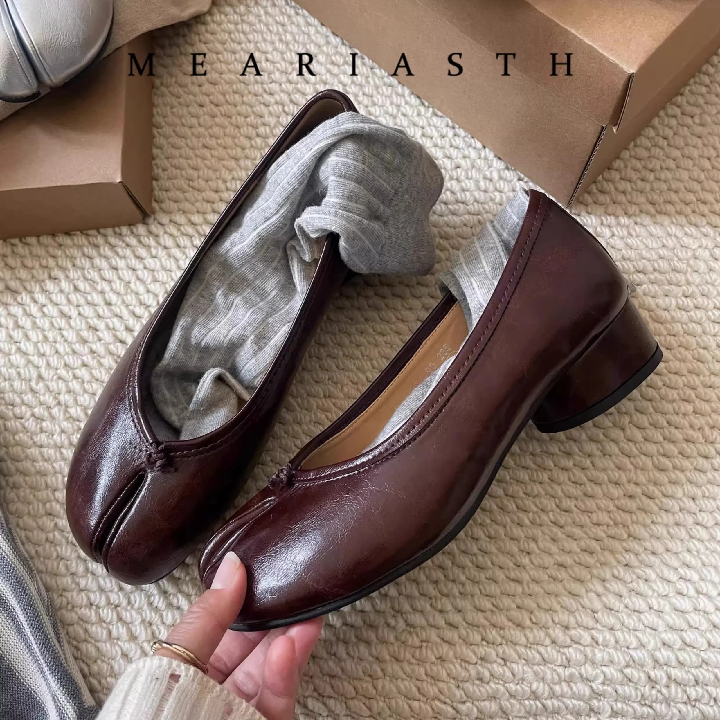 Scarpe da donna Tabi Mary Jane 2026 alla moda in morbida pelle bianca con punta divisa, taglio basso e tacco basso spesso