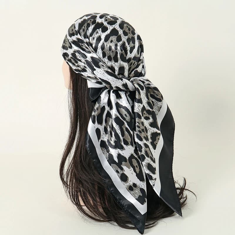 Nuovo 90*90 cm Stampa Leopardo di Marca di Lusso di Seta Quadrata per Le Donne Foulard di Raso Bandana Estate Morbido Fazzoletto Da Collo Spiaggia Sciarpe Per Capelli