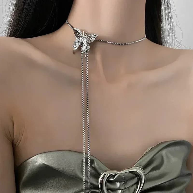 Collana con farfalla in metallo liquido irregolare, colore argento, ciondolo a forma di farfalla, catena regolabile in acciaio inossidabile, gioielli punk hip-hop.
