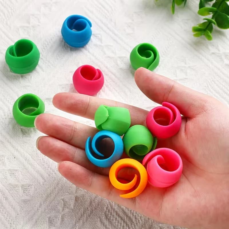 Set di 4 anelli per maglieria, supporti per dita guida filato, bobine per filo da cucito, accessori per anelli all'uncinetto per artigianato, rosso e bianco