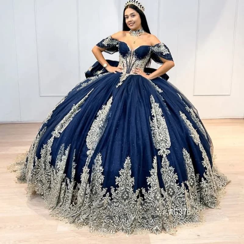 Abito Quinceanera blu scuro lucido Decalcomania glitterata Cristallo Coda lunga con spalle scoperte Stratificazione Abiti da 15 Quinceanera Personalizza