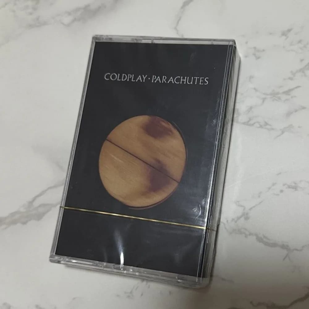 Nuova Cassetta Audio Sigillata Coldplay Parachutes, Album di Rock Classico con Libro dei Testi