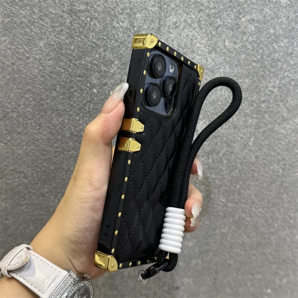 Custodia per iPhone 17 Pro Max in Pelle Trapuntata con Cinturino Quadrato Placcato, Compatibile con iPhone 15 14 13 12 11