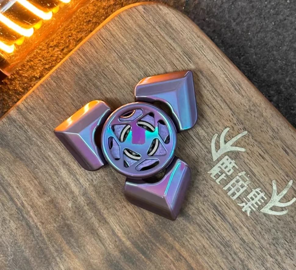 Giocattolo di decompressione fidget spinner per lucidatura viola in titanio ACE visonario EDC usato