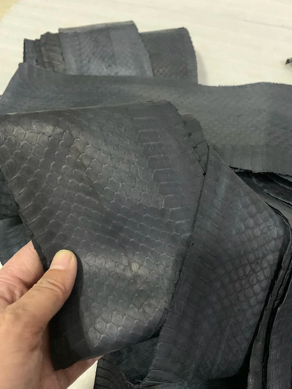 Pelle di serpente in pelle nera di grandi dimensioni, superficie opaca, stampa, custodia per telefono, cintura, fai da te, cinturino per orologio fatto a mano, materiali per la realizzazione