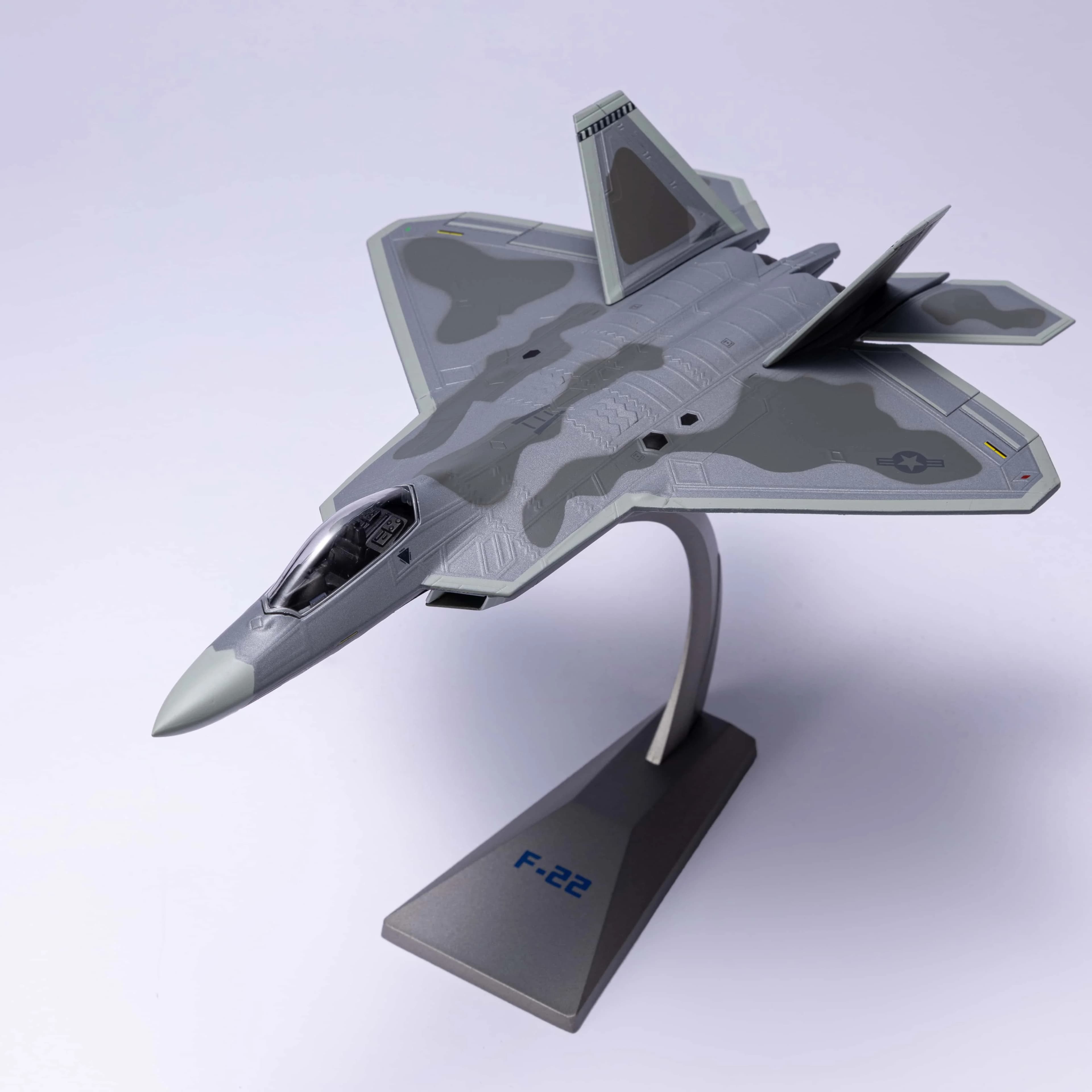 F22 Modello in scala 1/72 di aeroplano (inclusa base) Modello in scala Decorazione della casa Versione inglese scatola dei colori Regalo creativo