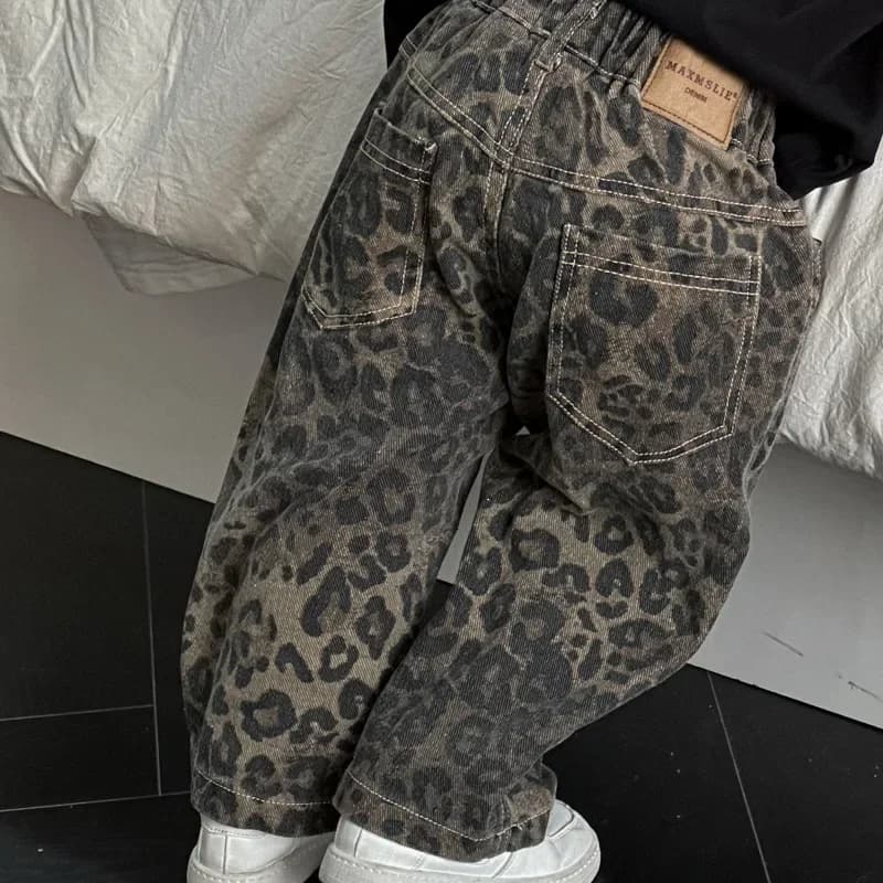 Jeans per bambini 2024 estate nuova moda Casual Jeans con stampa leopardata larghi e comodi abbigliamento per bambini per esterni