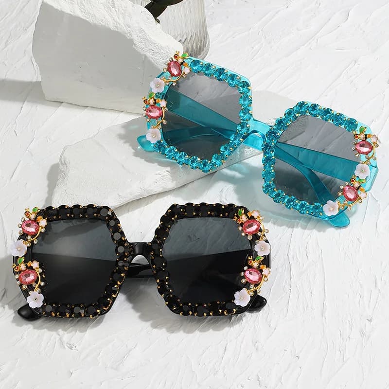 Occhiali da sole con montatura quadrata scintillante con strass intarsiati alla moda per abiti e accessori da festa personalizzati da spiaggia estiva da donna