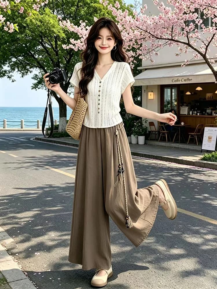 Completo Estivo da Donna: T-Shirt a Maniche Corte Larga e Pantaloni a Vita Alta Leggeri che Nascondono le Forme