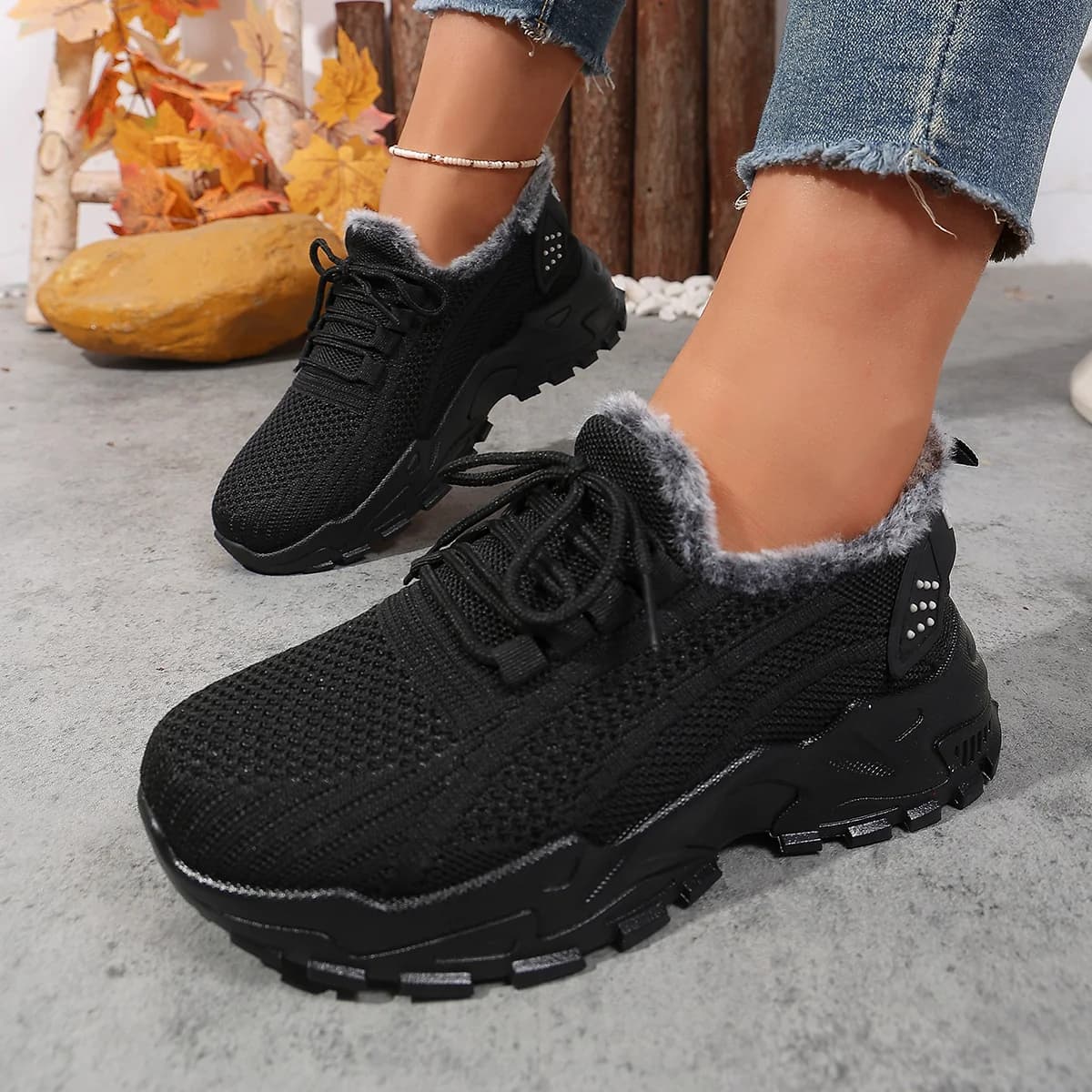 Women’s winter warm and slip-resistant velvet-lined sneakers/running boots. Versatile travel and casual shoes for all seasons.