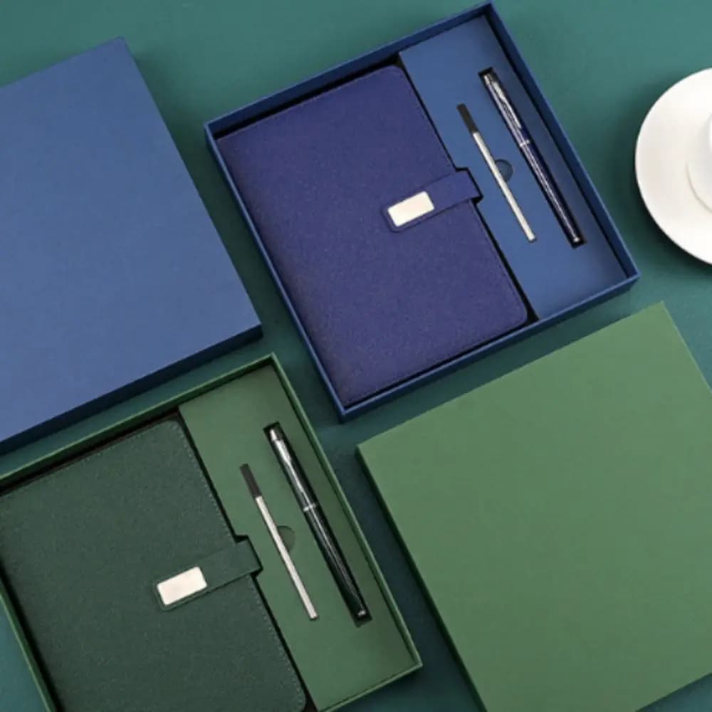 Set Regalo Aziendale in Pelle PU: Penna Stylus, Quaderno Personalizzato con Stampa, Set Ricariche, Chiavetta USB, Blocco Note per Riunioni