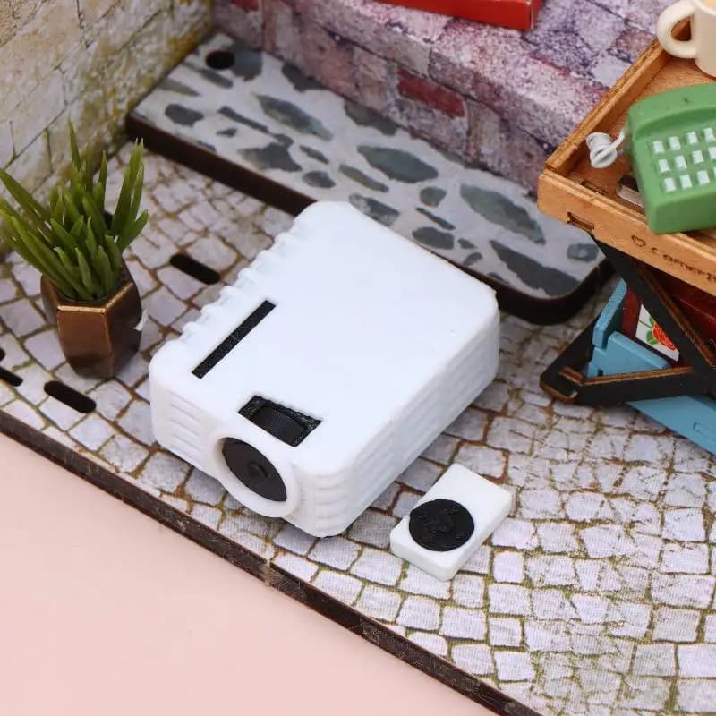 Mini Proiettore per Casa delle Bambole 1/12, Modellino Decorativo per Micro Scene, Giocattolo in Miniatura, Proiettore Simulato con Telecomando