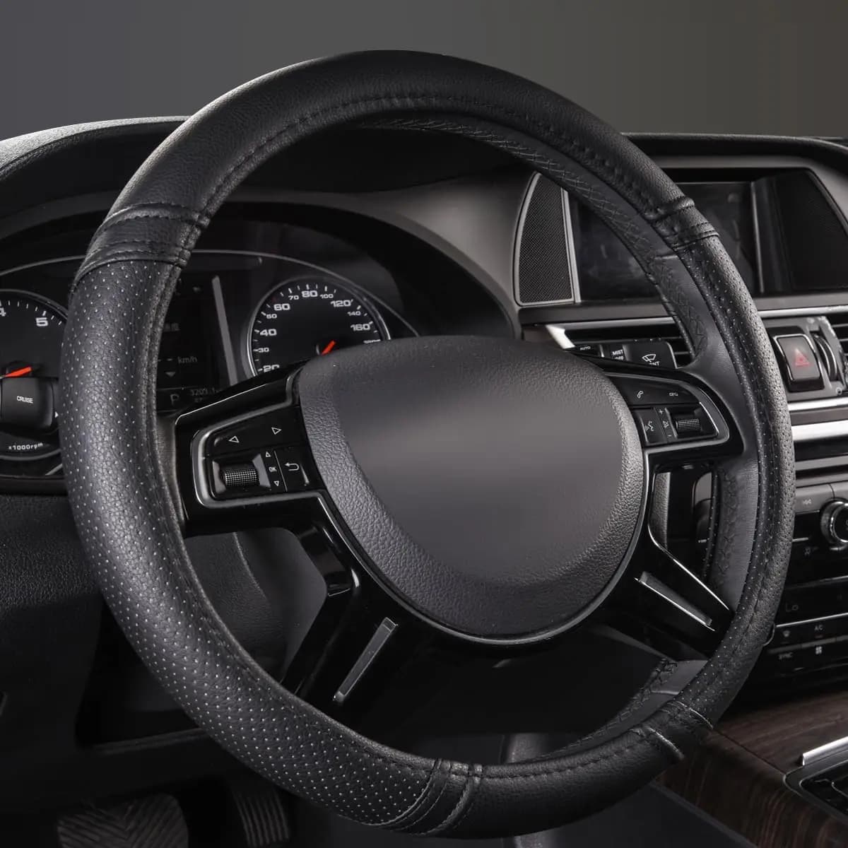 Coprivolante Universale Antiscivolo, in Morbida Pelle per Auto e SUV, Design Confortevole da 14,5-15 Pollici in Nero
