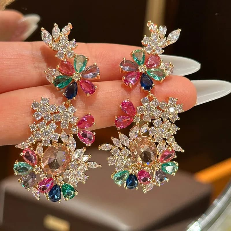 Orecchini di moda lunghi ed eleganti e lussuosi con fiori squisiti