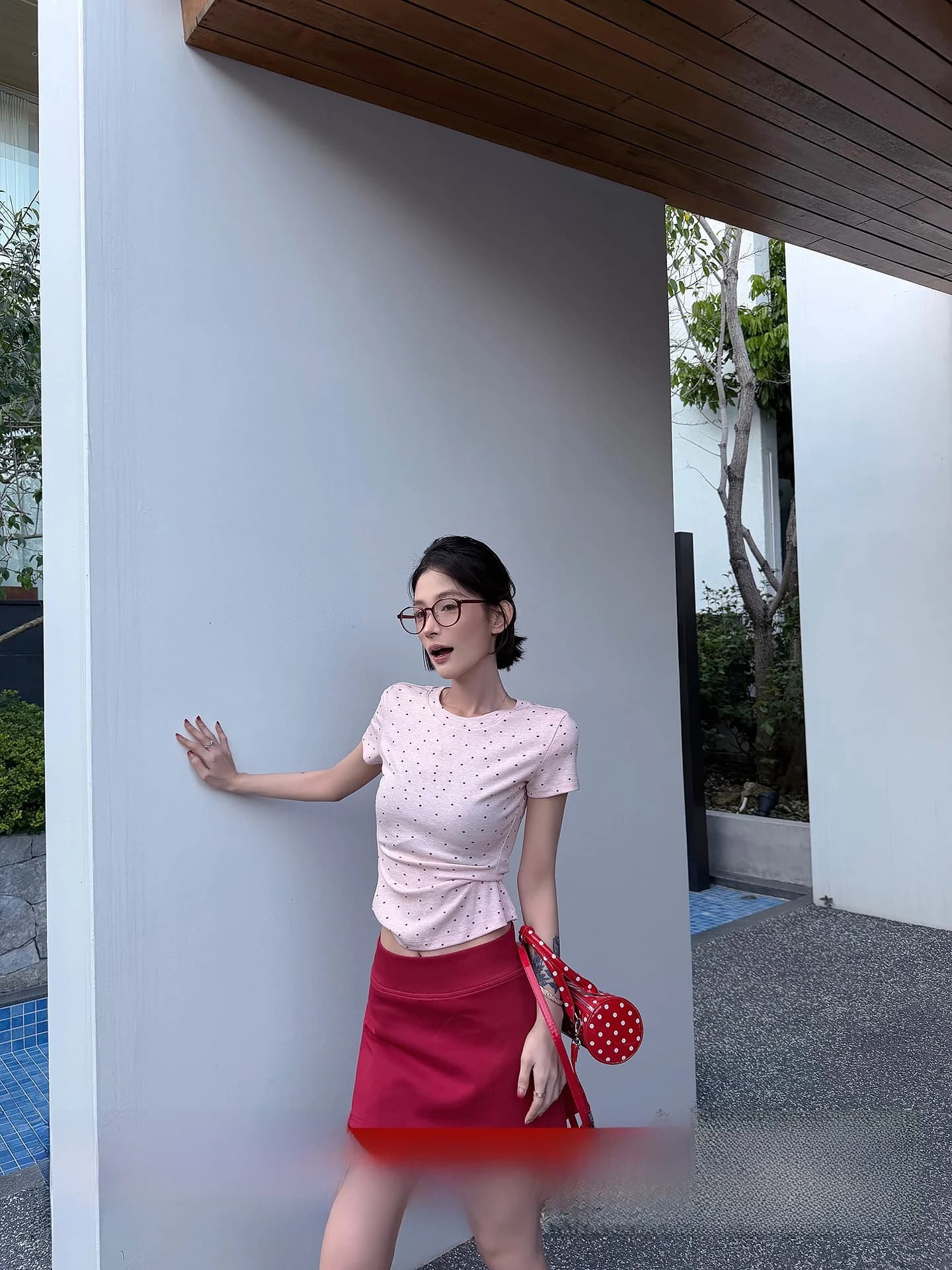 T-shirt estiva casual slim fit da donna con scollo rotondo a pois, manica corta, spalle regolari, top versatile ed elegante in stile coreano.