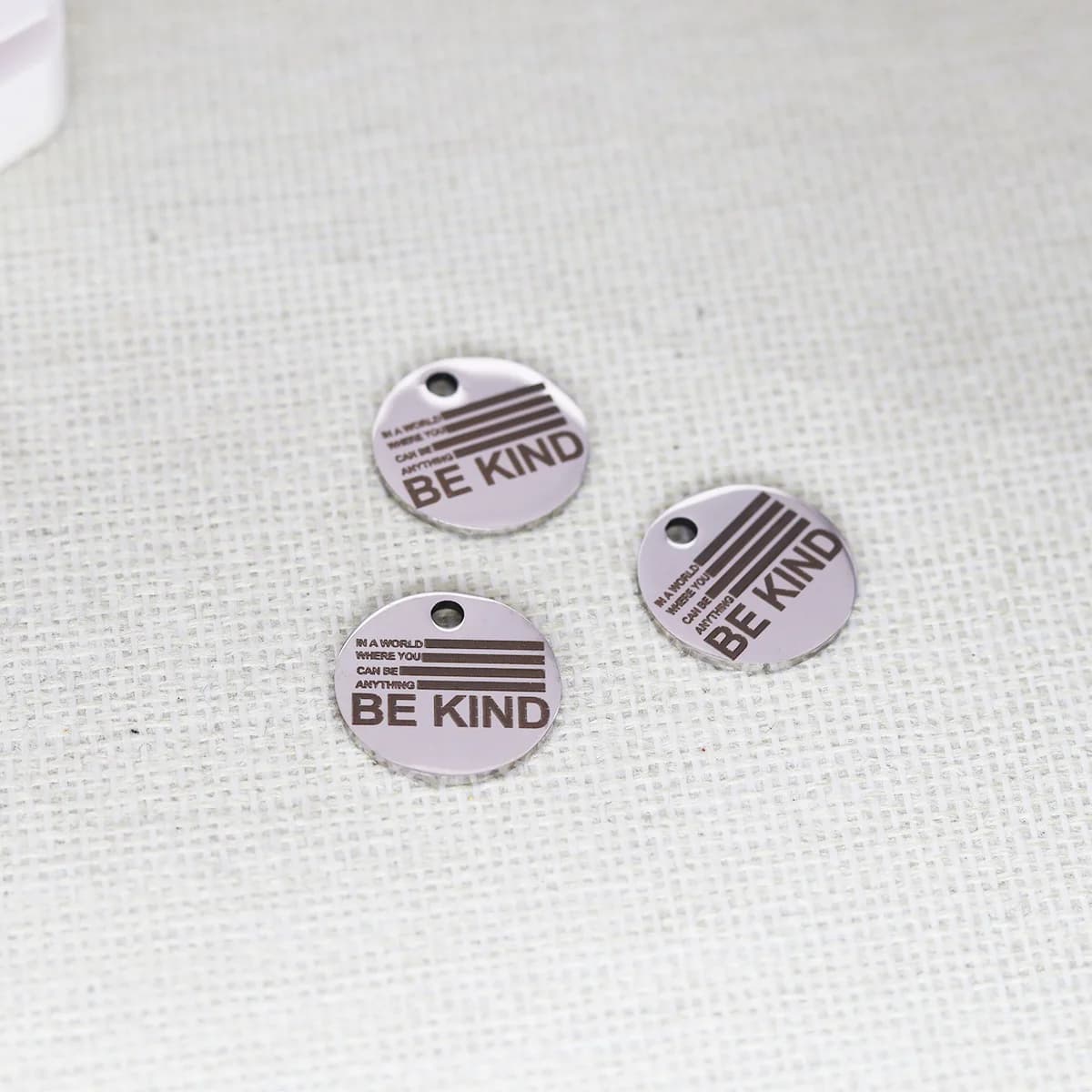 3 pezzi/lotto nel mondo dove puoi essere qualsiasi cosa BE KIND Ciondolo con superficie a specchio lucida con incisione laser in acciaio inossidabile