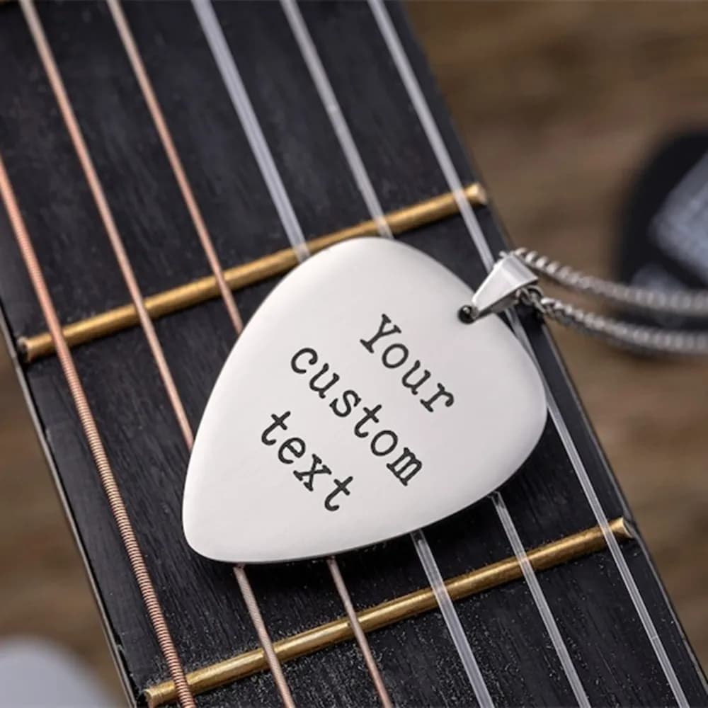 Collana con plettro per chitarra a forma di cuore inciso personalizzato Collana con nome di testo personalizzato placcato in oro Regalo musicale per musicisti