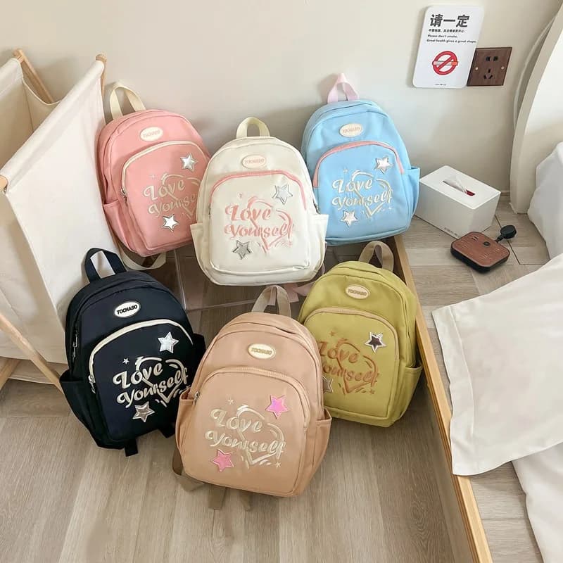Zaini per bambini 2025 New Fashion Girls Zaino per scuola elementare Lettera ricamata Borsa a tracolla per bambini versatile leggera