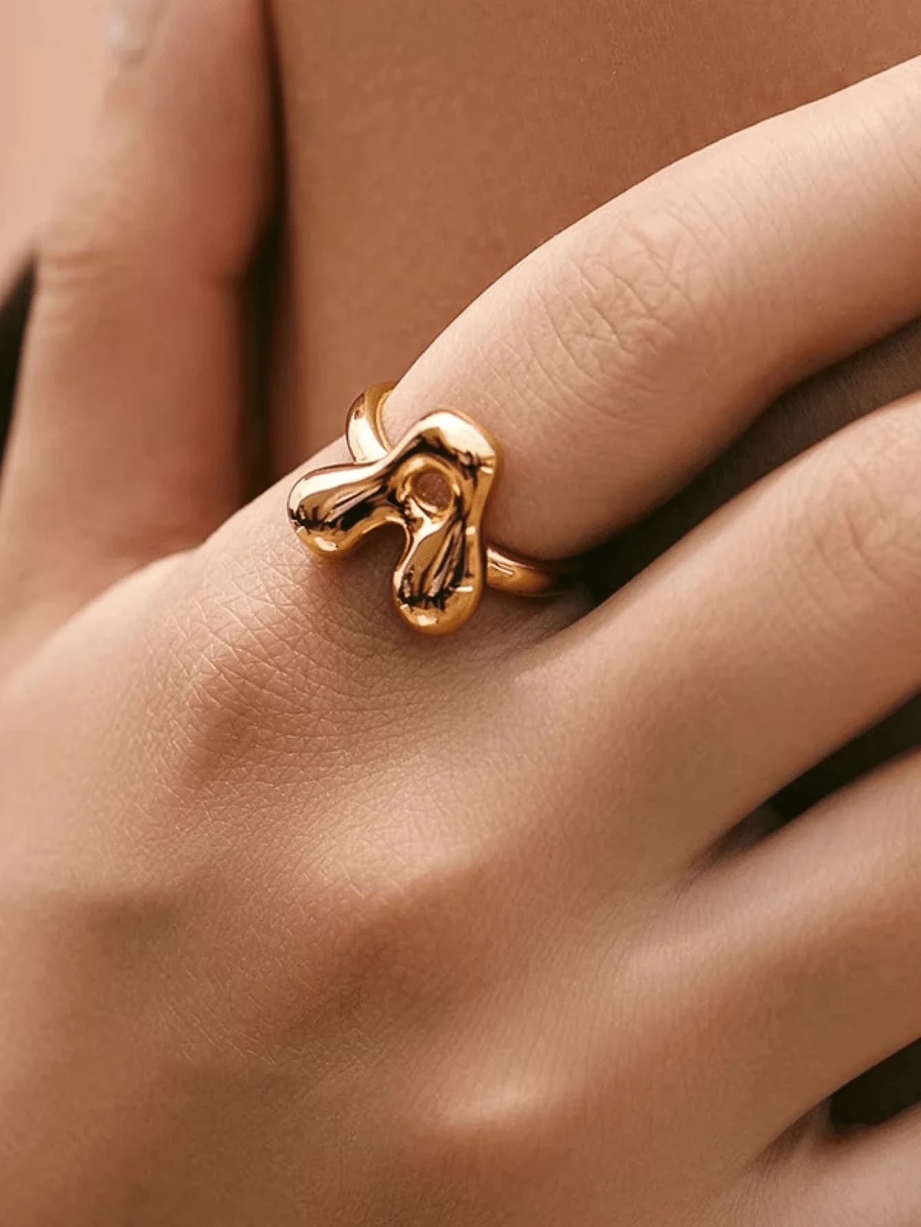 Anello con alfabeto a fascia spessa, unisex, in acciaio inossidabile placcato oro 18 carati, liscio, stile europeo americano.