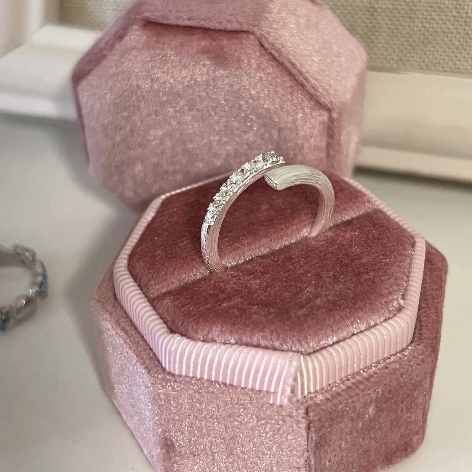 Women's ring with brushed micro-inlayed zircons, niche design, light luxury, elegant and sophisticated, adjustable open ring for index, new product