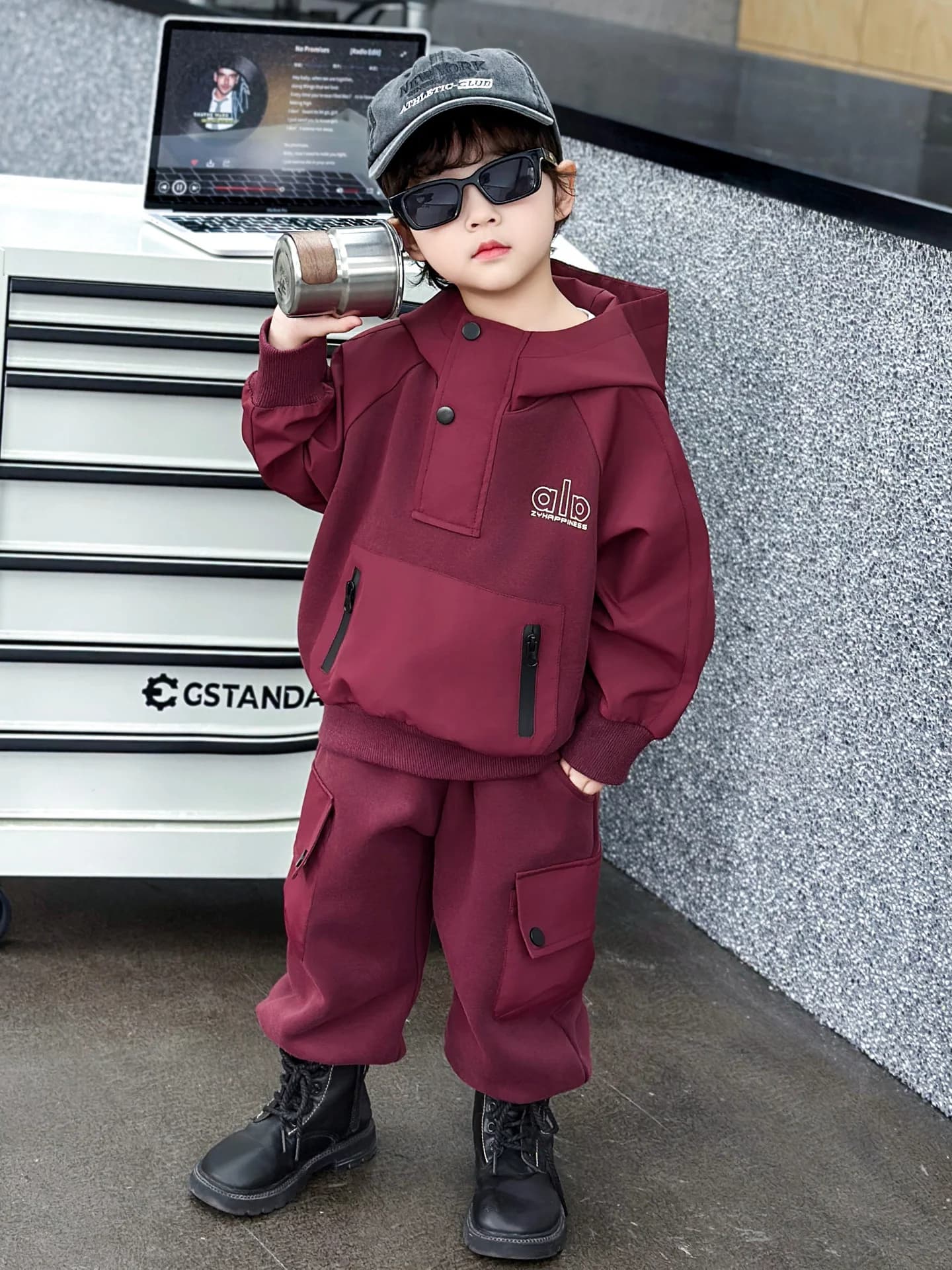 Completo Sportivo Primaverile per Bambini, Set Due Pezzi alla Moda, Comodo Cotone e Fibra Riciclata, Felpa con Cappuccio a Maniche Lunghe