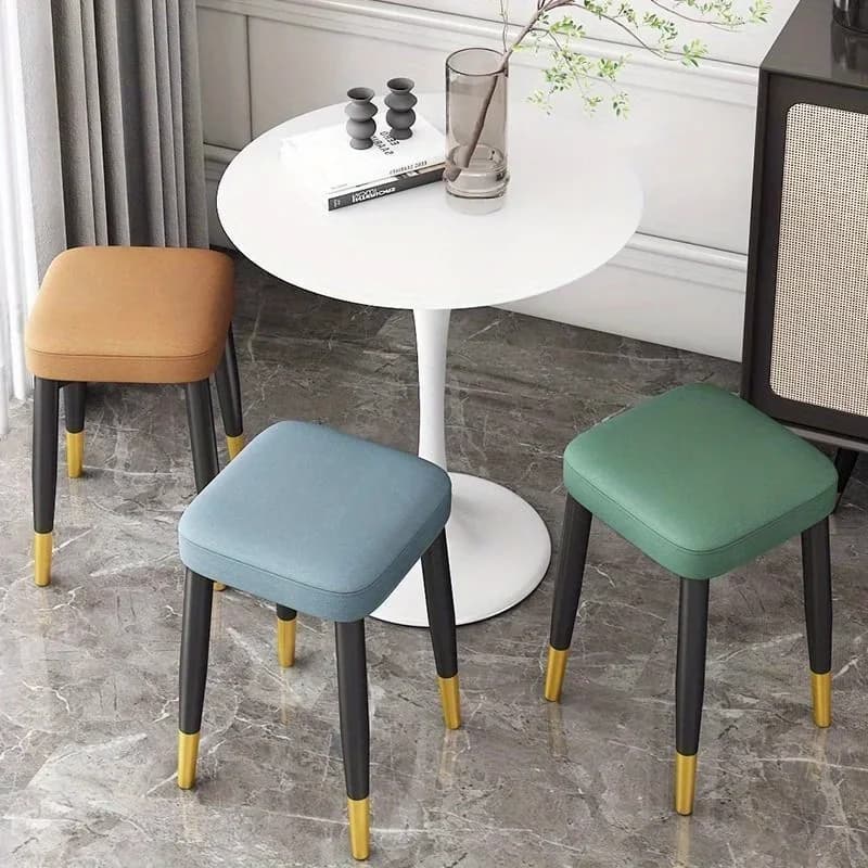 Sgabello moderno imbottito per sala da pranzo, soggiorno, camera da letto e ufficio | con coprigambe dorato, gamba da costruzione incrociata
