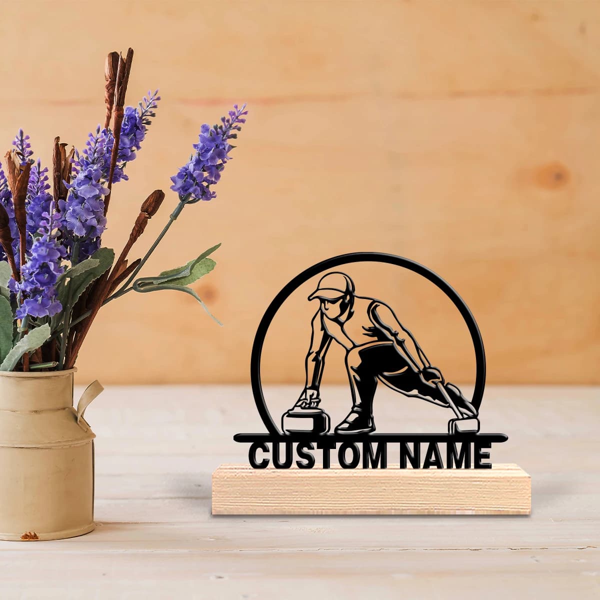 Decorazione da tavolo in metallo con linee geometriche personalizzate e base in legno, adatta come regalo.