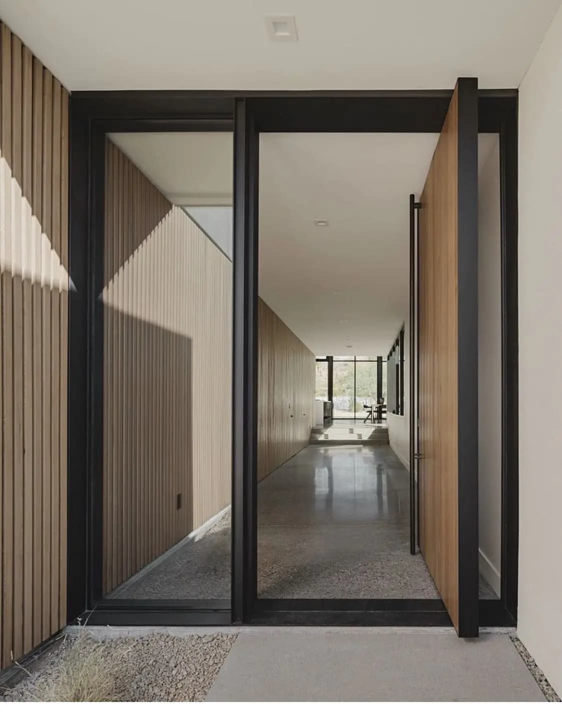 Alluminio residenziale esterno personalizzato, sicurezza girevole a prova di uragano, porta d'ingresso anteriore con porta girevole Smart Lock