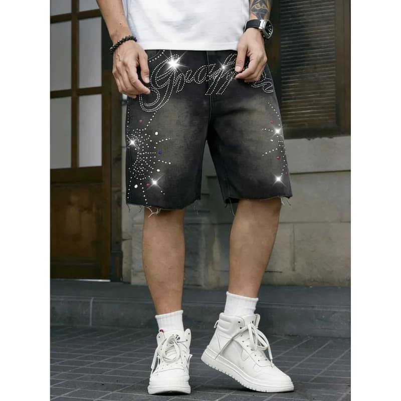 Shorts in denim non elasticizzato da uomo American Streetwear con strass e lettere, lavaggio effetto invecchiato, orlo sfrangiato, lunghezza al ginocchio, per l'estate
