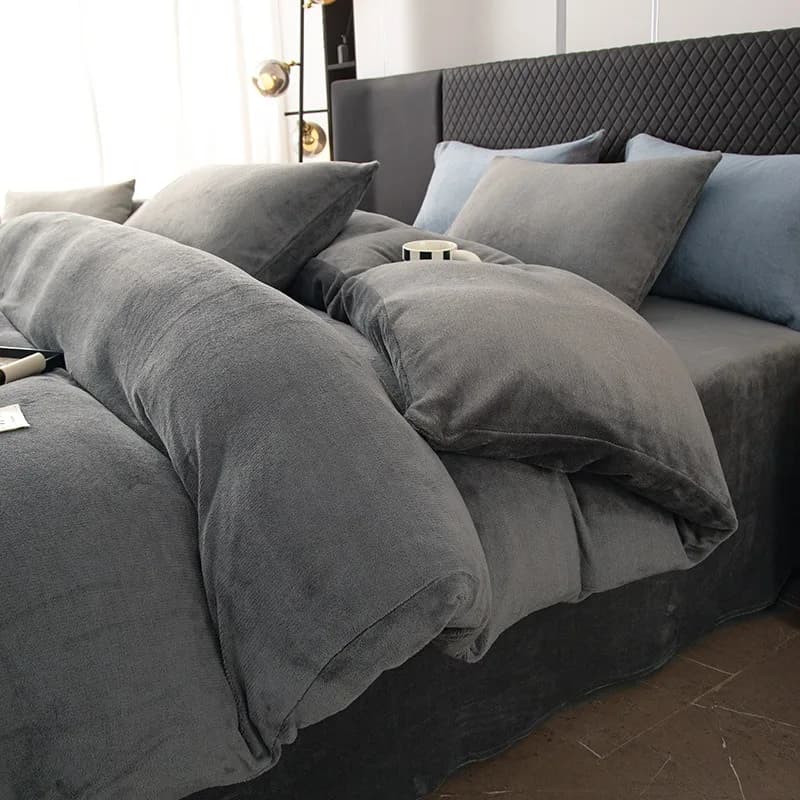 Set of four-piece thick milk velvet bed linen, two-sided coral fleece cushion and warm winter quilt.