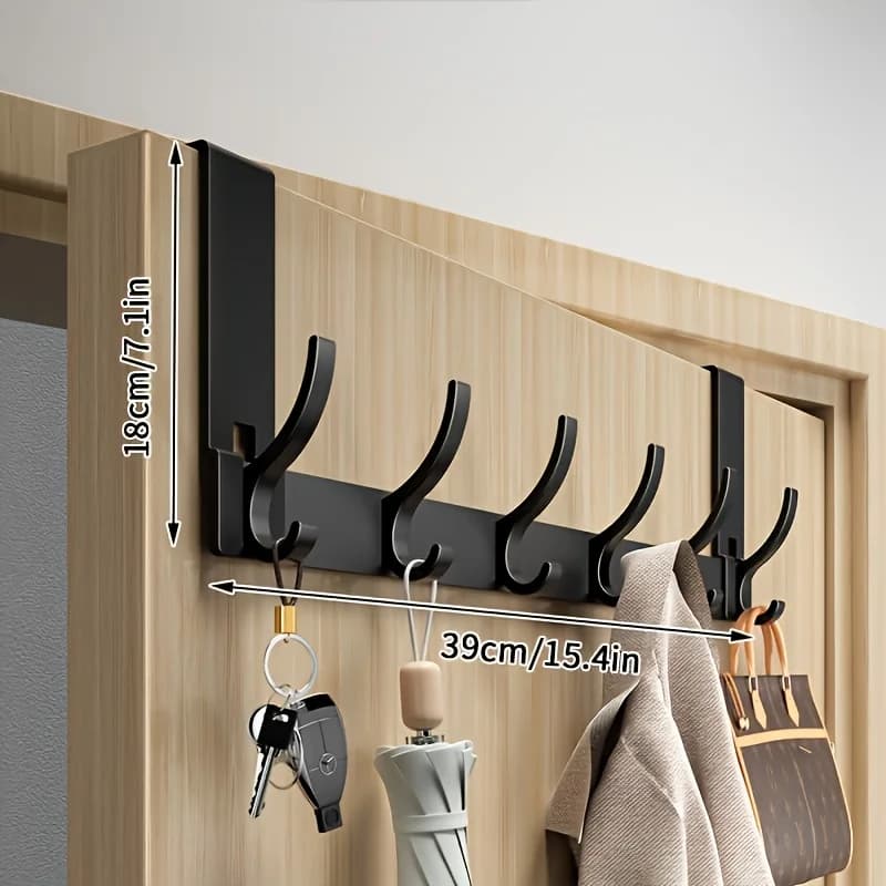Lo spazio per riporre i vestiti e gli asciugamani del bagno è appeso dietro la porta del bagno per una facile installazione nello spazio sopra la porta