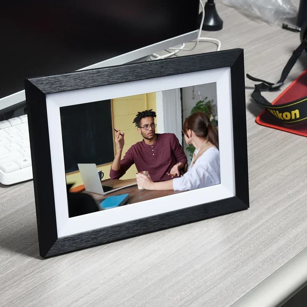 Nuova Cornice Digitale Wintouch 2026 da 10.1 Pollici, 2GB 32GB, Schermo Touch IPS HD, Download Gratuito di Video, Cornice Digitale in Legno
