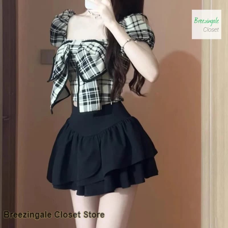Completo da donna estivo a due pezzi con camicia a maniche corte a quadri in stile francese, nuovo modello alla moda, elegante e di tendenza.