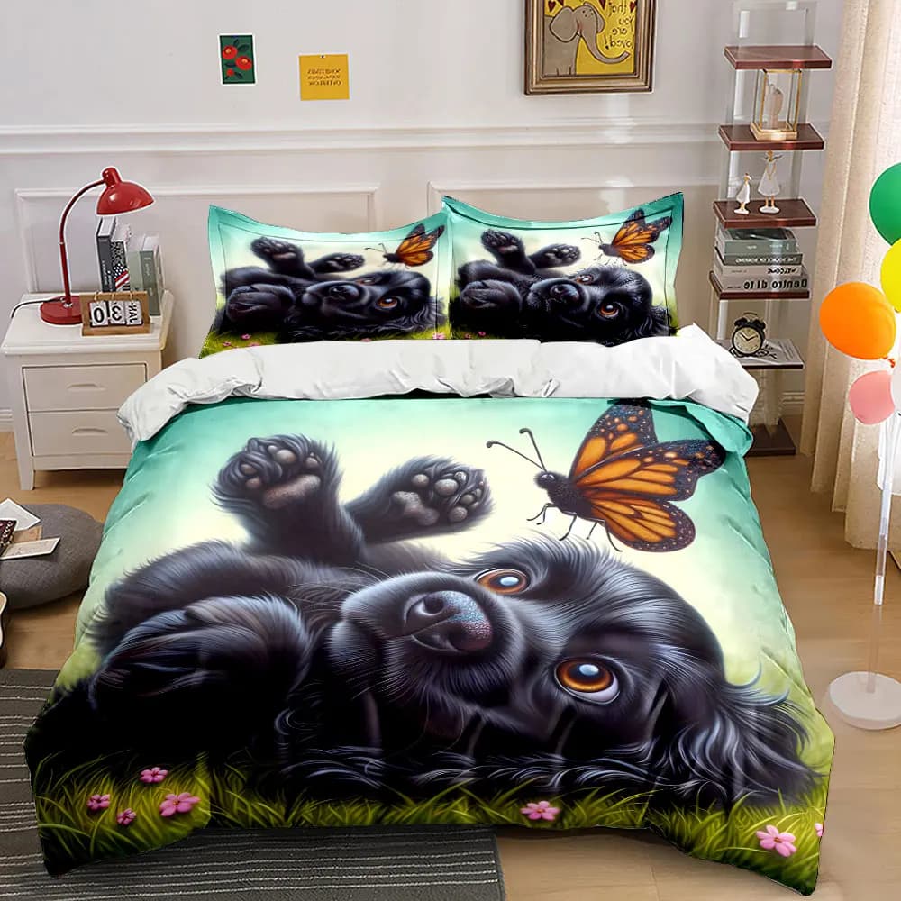 Un piccolo cane nero gioca con le farfalle. Set copripiumino con motivo a farfalle, stampa digitale, biancheria da letto colorata in poliestere con chiusura a cerniera.