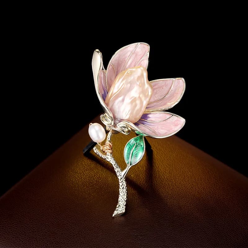 Spilla vintage con goccia d'olio di perle d'acqua dolce barocche naturali Elegante accessorio classico per giacca da abito di fascia alta in magnolia
