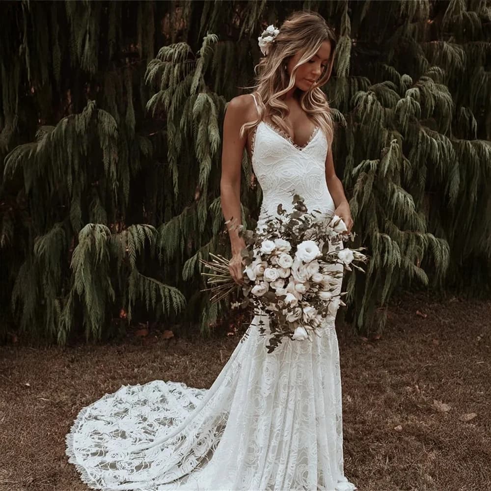Abito da sposa a sirena in pizzo con cinturino per spaghetti personalizzato Abito da sposa con scollo a V profondo con strascico lungo per abito da sposa Boho Brides