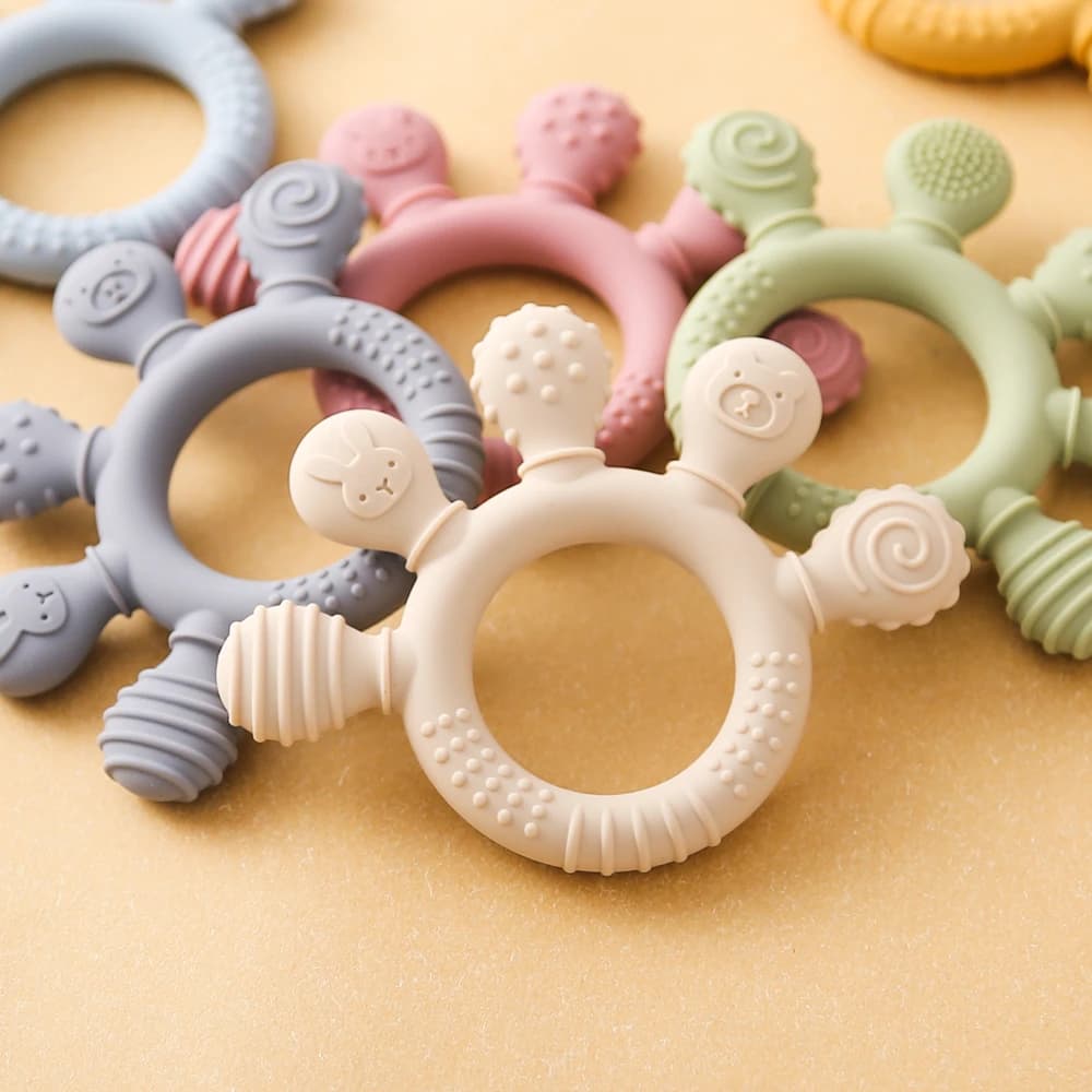 Massaggiagengive in silicone multidirezionale per neonati – Giocattolo per la dentizione 0-12 mesi, senza BPA, per la cura dei denti, angoli arrotondati, facile da sterilizzare