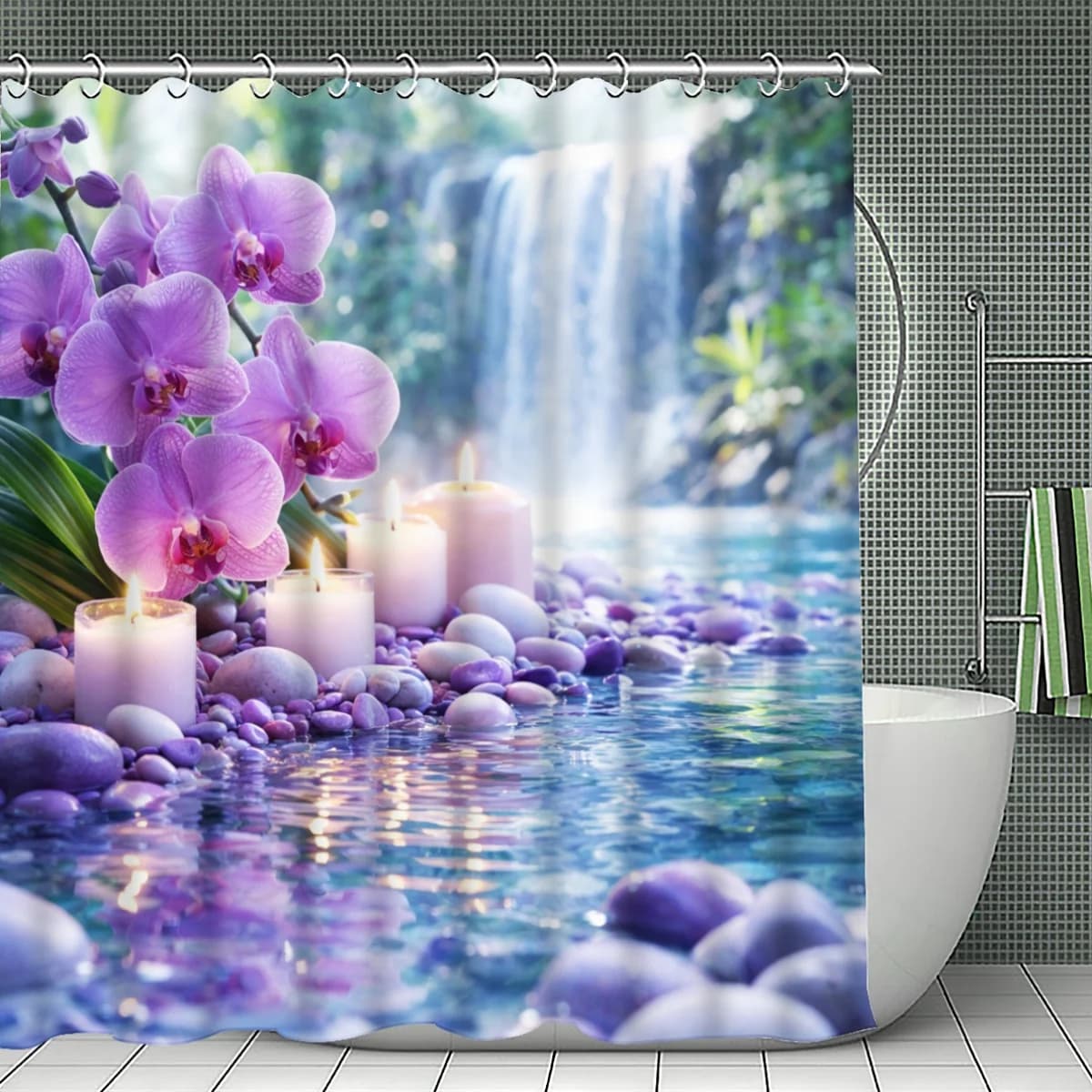 Tenda da doccia in stile spa, orchidee viola e candele, scena con cascata, decorazione rilassante per il bagno, tessuto impermeabile, design zen