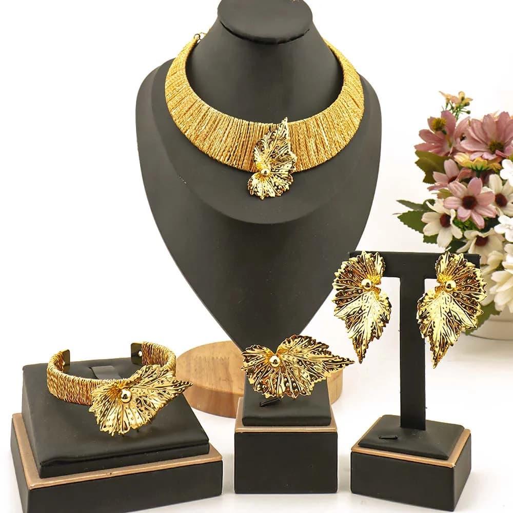 Set di gioielli da donna placcati in oro da 4 pezzi Orecchini a forma di foglia di lusso Collana con colletto spesso Bellissimo anello rigido per il regalo della festa nuziale