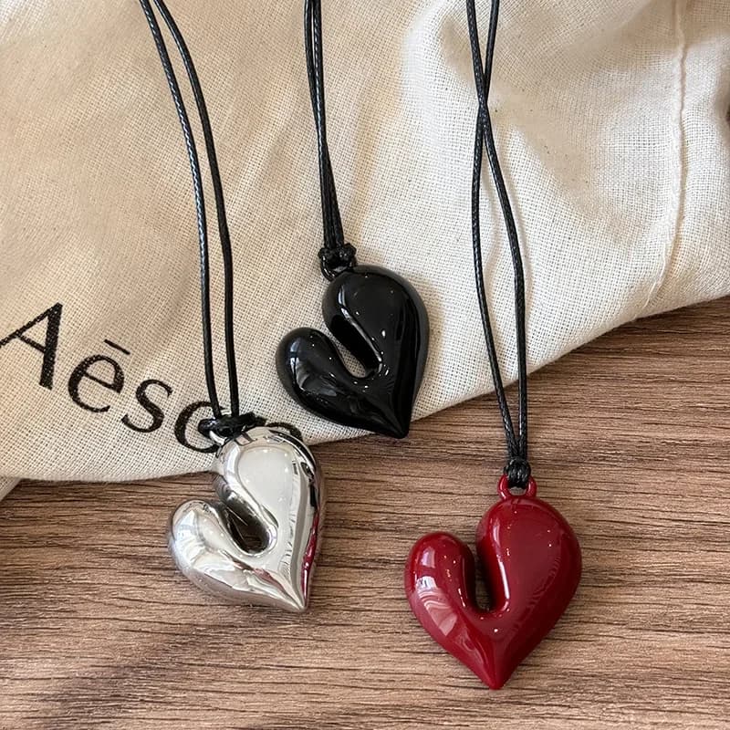 LATS Necklace with red heart pendant Round neck inspired by vintage aesthetic love 80's Necklace with new fashion romantic heart for women