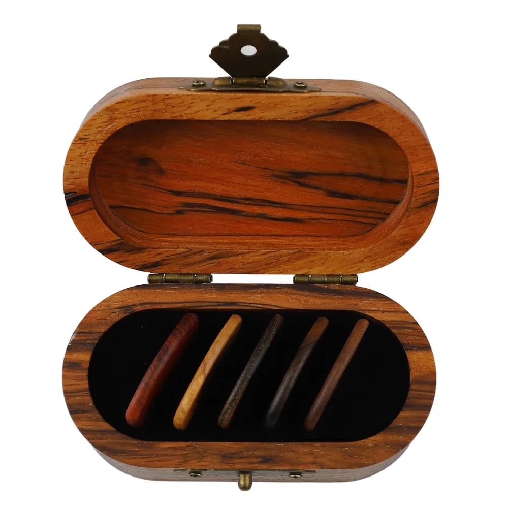 ​ Legno ​ Scatola per plettri per chitarra ​ ​ Aspetto liscio ​ ​ Con 5 plettri ​ ​ Custodia per plettro per chitarra ​ Design elegante ​ ​ Porta plettri portatile ​