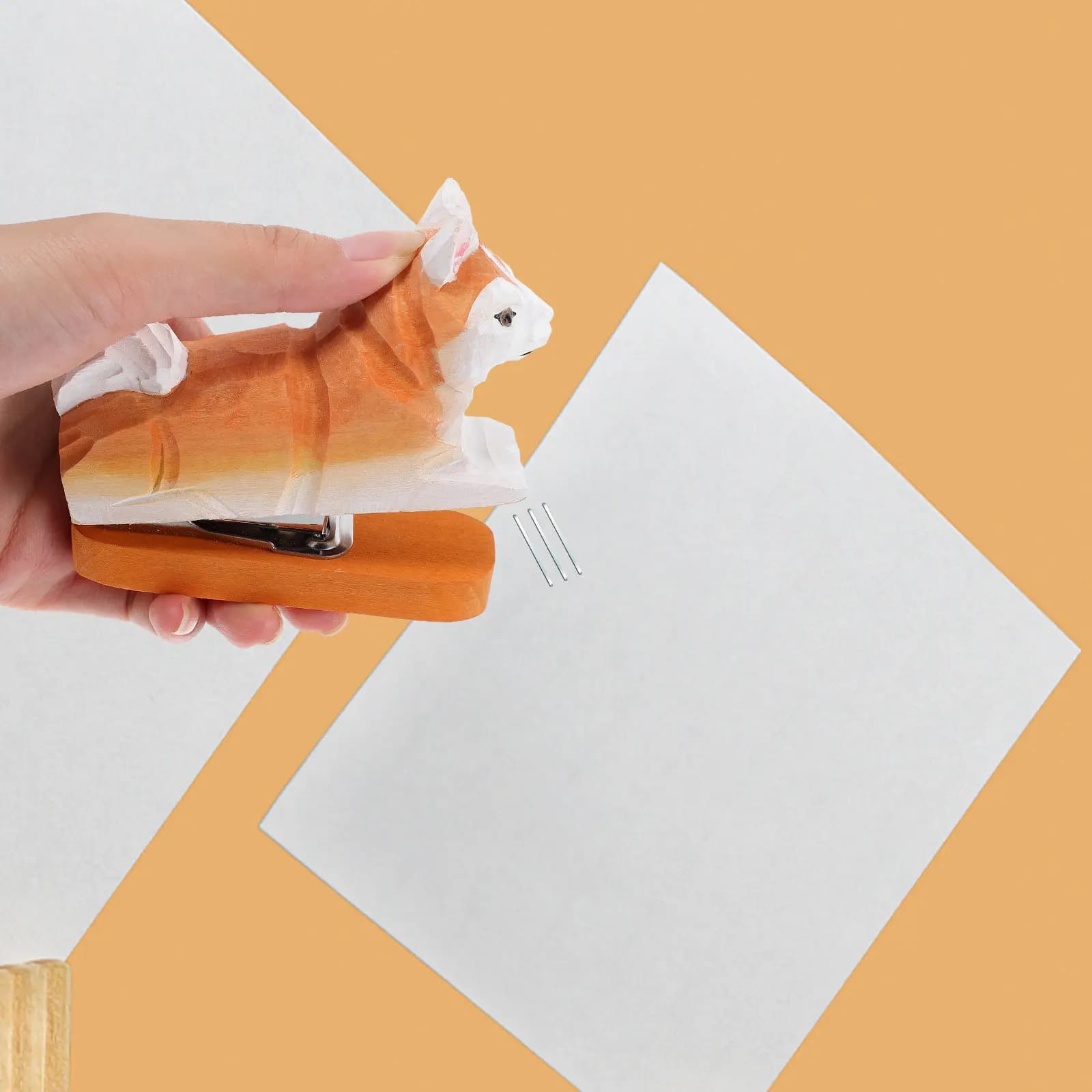 Adorabile Graffettatrice in Legno a Forma di Animale, Simpatico Accessorio da Scrivania per Ufficio, Scuola, Casa, Divertente Regalo di Cancelleria per Studenti e Professionisti