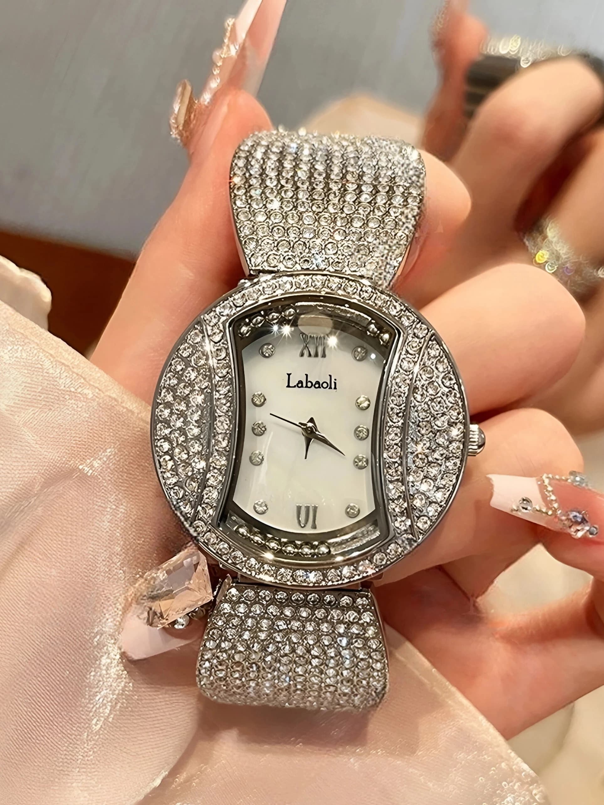 Nuovo orologio al quarzo da donna in acciaio inossidabile dal design elegante e lussuoso con quadrante grande, un orologio alla moda e un regalo perfetto per le donne.