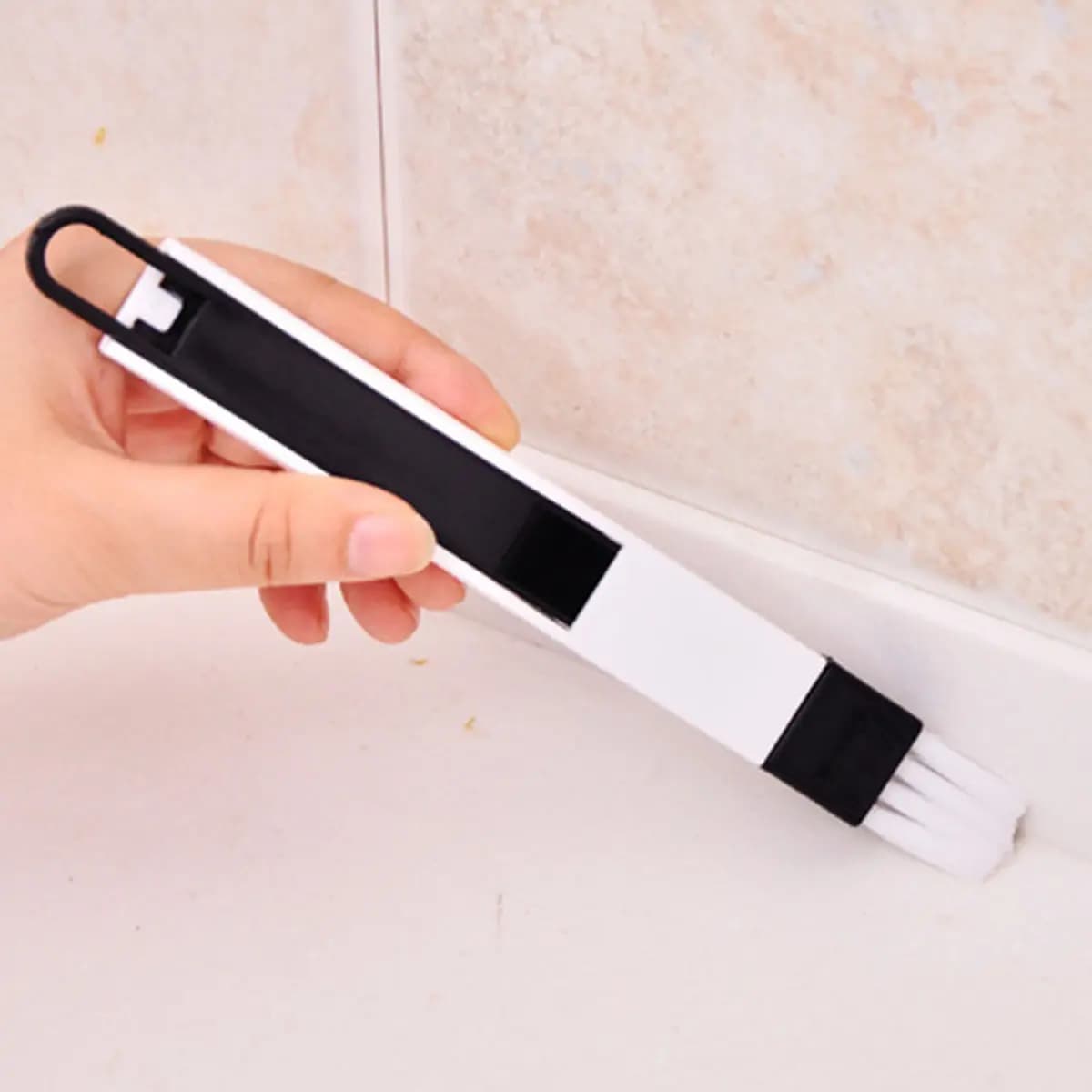 Spazzola per Pulizia Multifunzione 2 in 1 con Paletta per Fessure di Finestre, Porte, Cassetti, Piastrelle, Tastiere, Lavelli da Cucina, Angoli